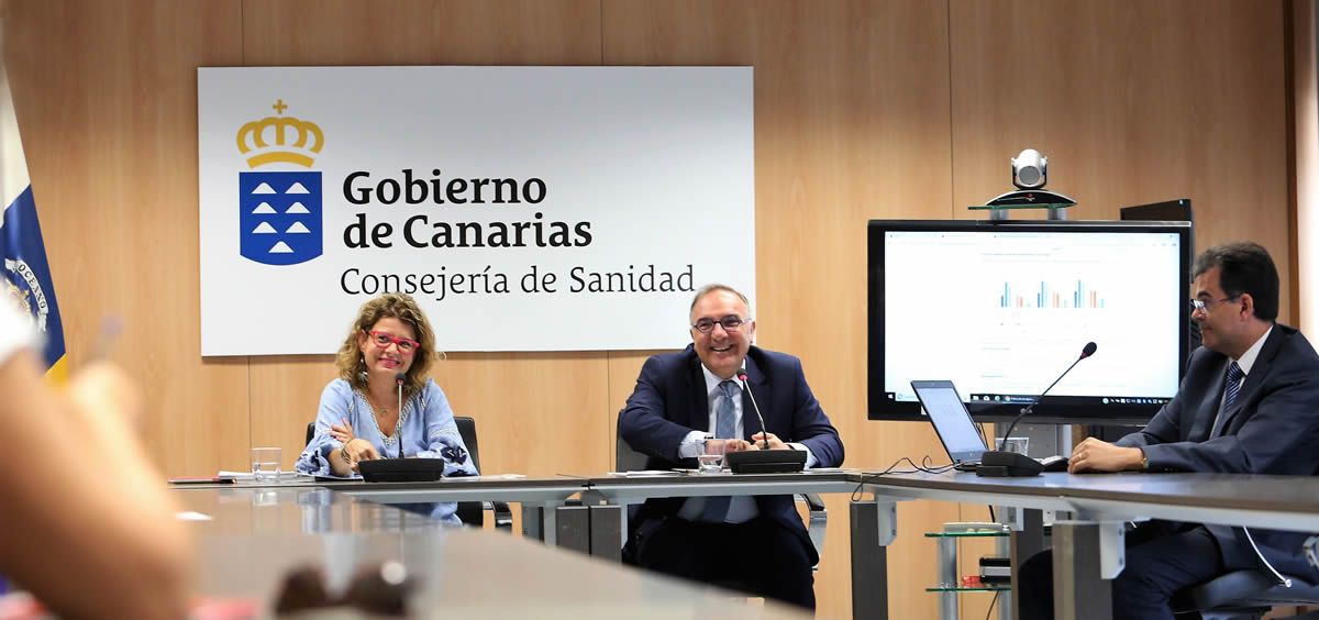 El consejero de Sanidad del Gobierno de Canarias, Blas Trujillo y la directora general de Programas Asistenciales del SCS, Elizabeth Hernández, durante una rueda de prensa.