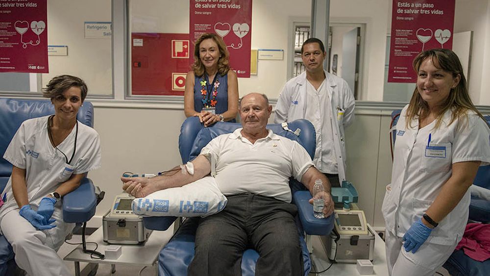 Jesús Fernández-Velilla, el mayor donante de sangre de La Rioja, en el centro de la imagen durante su última donación