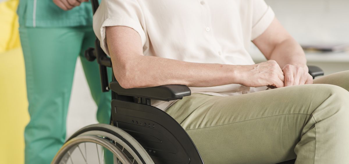 Un parapléjico vuelve a caminar gracias a recibir estimulación eléctrica en su médula espinal