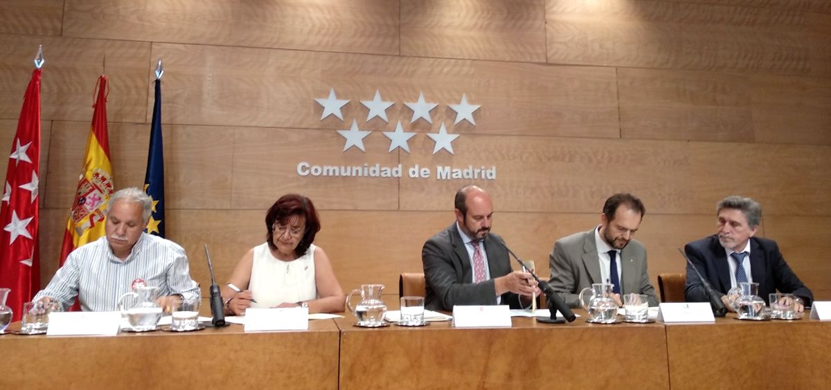 Las organizaciones sindicales firman el acuerdo junto a Pedro Rollán, vicepresidente del Gobierno madrileño.