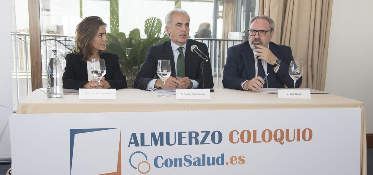De izquierda a derecha: Concha Caudevilla, Enrique Ruiz Escudero y Juan Blanco, en el  IV Almuerzo Coloquio ConSalud.es celebrado este jueves | Imagen: Miguel Ángel Escobar