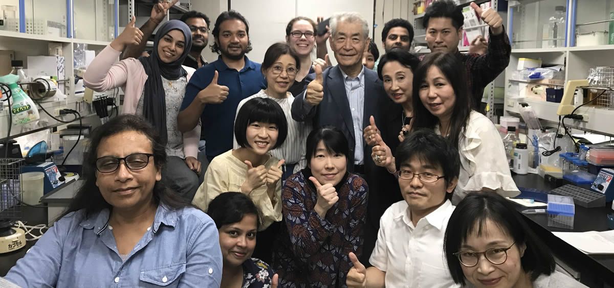 Tasuku Honjo, rodeado de su equipo de la Universidad de Kioto, inmediatamente después de conocer la noticia de que había sido galardonado con el Nobel de Medicina 2018