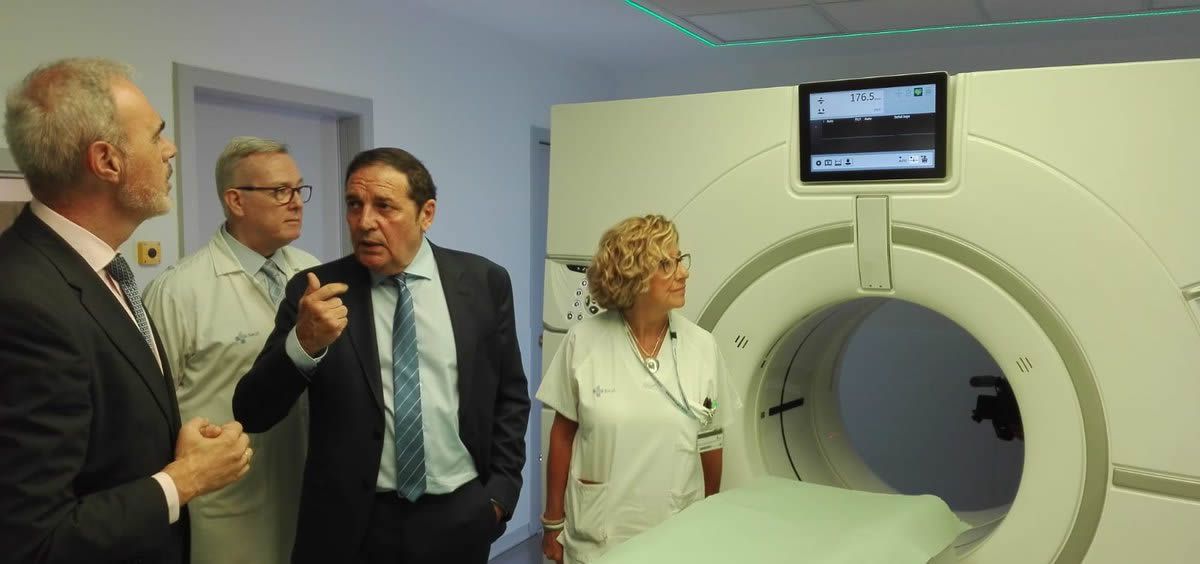 El consejero de Sanidad, Antonio María Sáez Aguado, en su visita al nuevo TAC del Hospital Clínico Universitario de Valladolid.