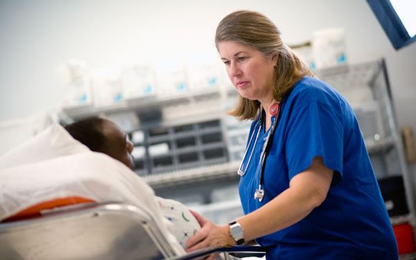 Permitir a enfermeras prescribir medicamentos reduciría en cuatro horas las esperas en urgencias