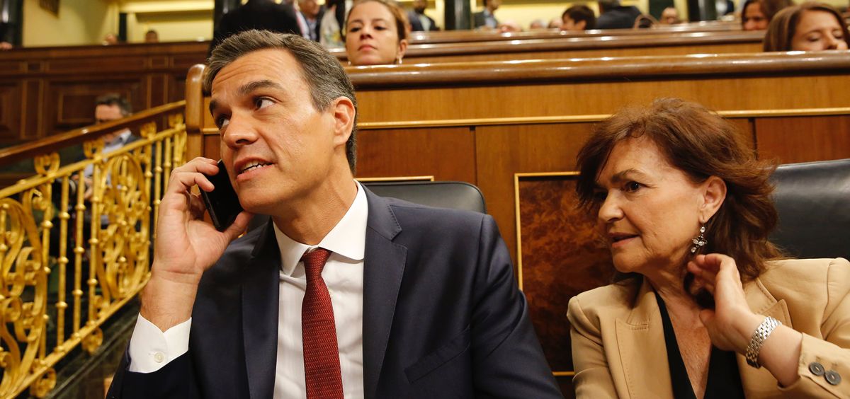 El presidente del Gobierno, Pedro Sánchez, junto a la vicepresidenta, Carmen Calvo, en el pleno del Congreso.