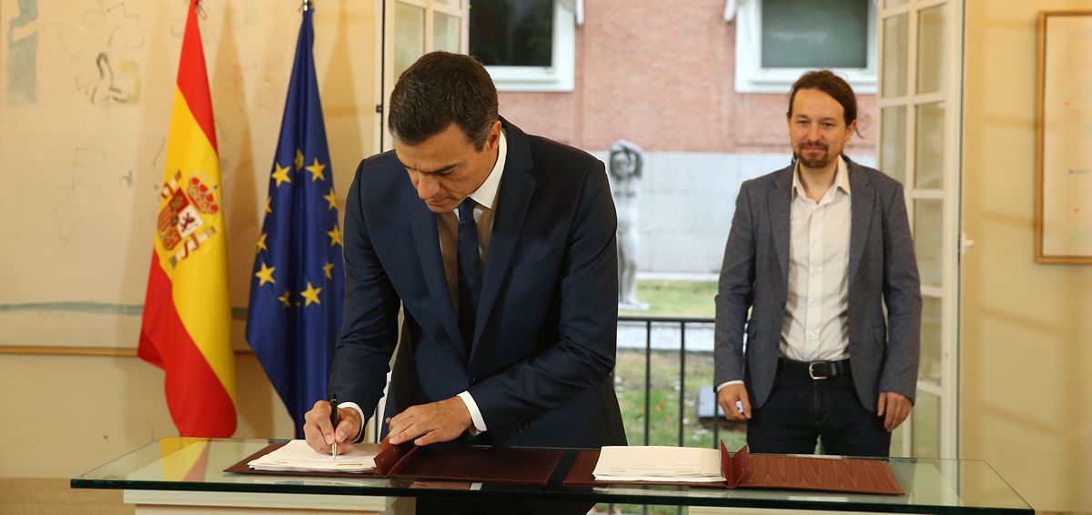 El presidente del Gobierno, Pedro Sánchez, firmando el acuerdo de PGE de 2019 junto a Pablo Iglesias, secretario general de Podemos.