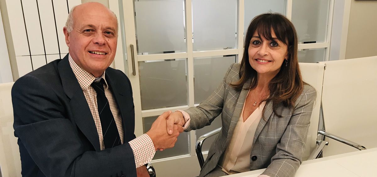 José María Jover y María Cruz Martín en la firma del acuerdo