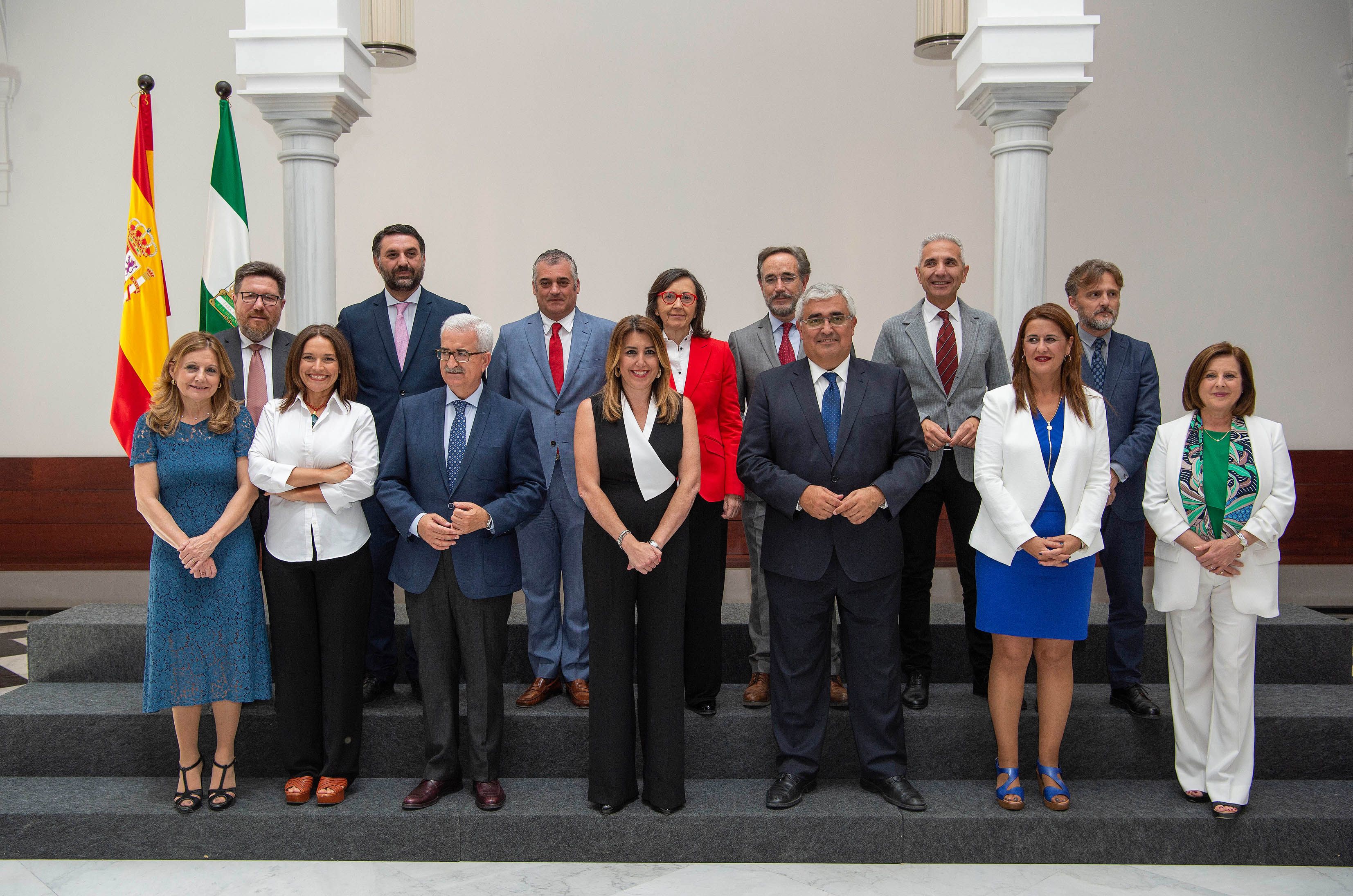 Foto de familia de la presidenta de la Junta de Andalucía, Susana Díaz, junto al resto del Ejecutivo andaluz.