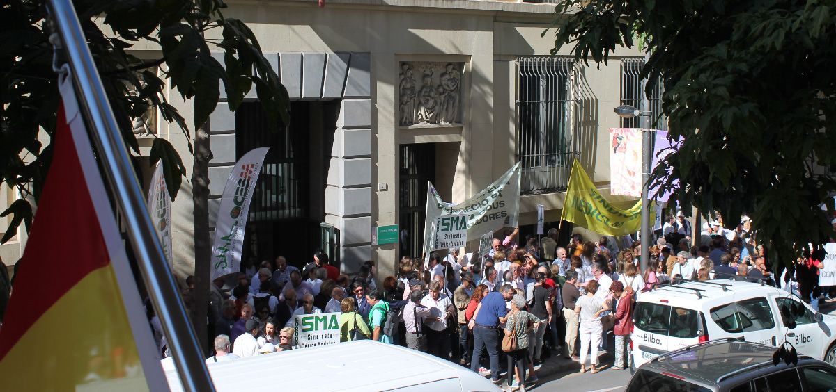 Unas 400 personas han acudido a la concentración convocada por el Sindicato Médico de Málaga