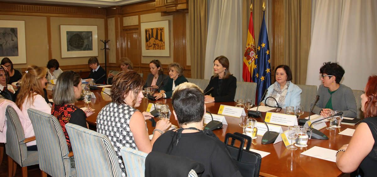 La ministra de Sanidad, Consumo y Bienestar Social, María Luisa Carcedo, durante su encuentro con las representantes de las  las principales asociaciones de afectadas por el dispositivo anticonceptivo Essure.