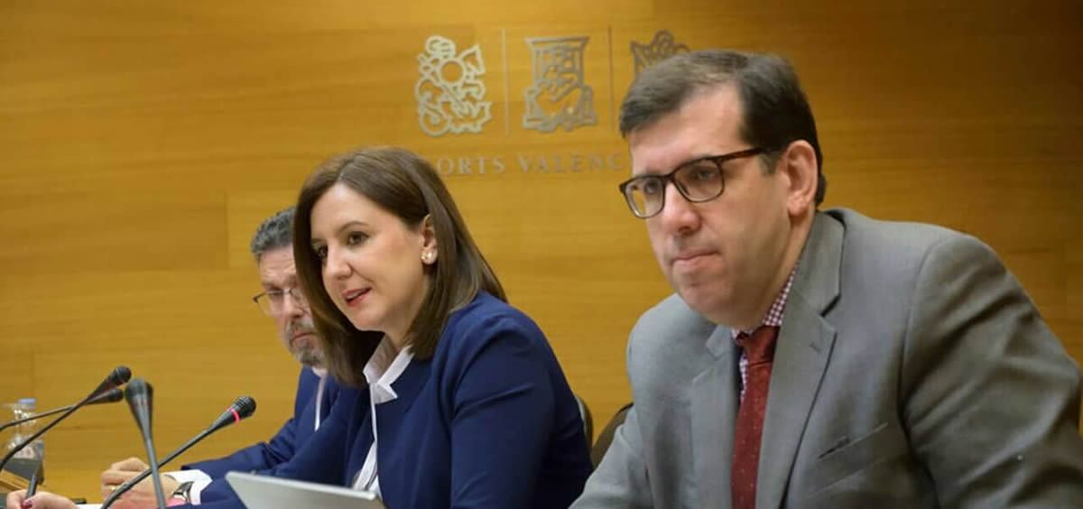 La portavoz adjunta del Grupo Parlamentario del PP, María José Català con otros diputados populares en la Comisión de Sanidad de las Cortes Valencianas.