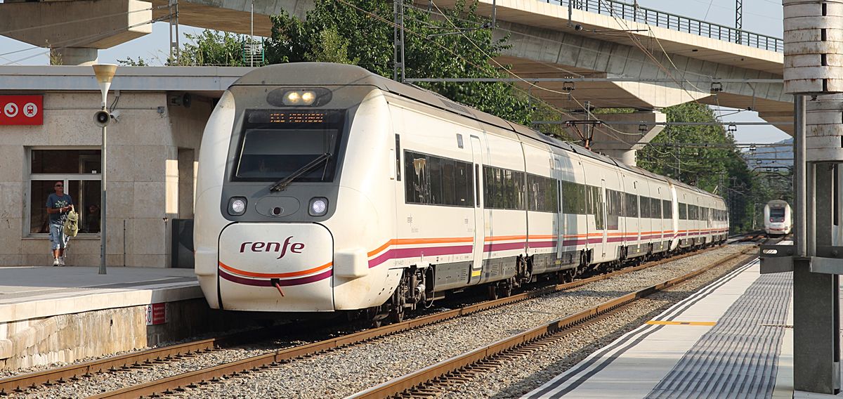 Imagen de un tren de media distancia de Renfe.