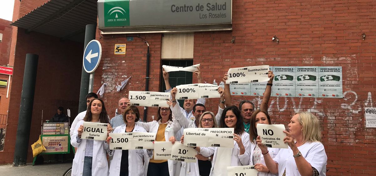 Médicos de atención primaria de Huelva protestan en un centro de salud / @bastayahuelva