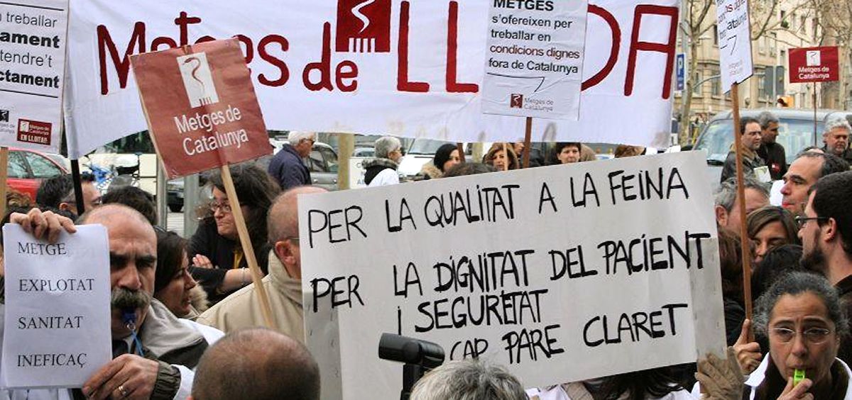 Movilización de profesionales sanitarios con la participación del sindicato Metges de Catalunya.