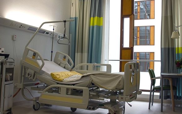 España continúa a la cola Europa en de camas hospitalarias por