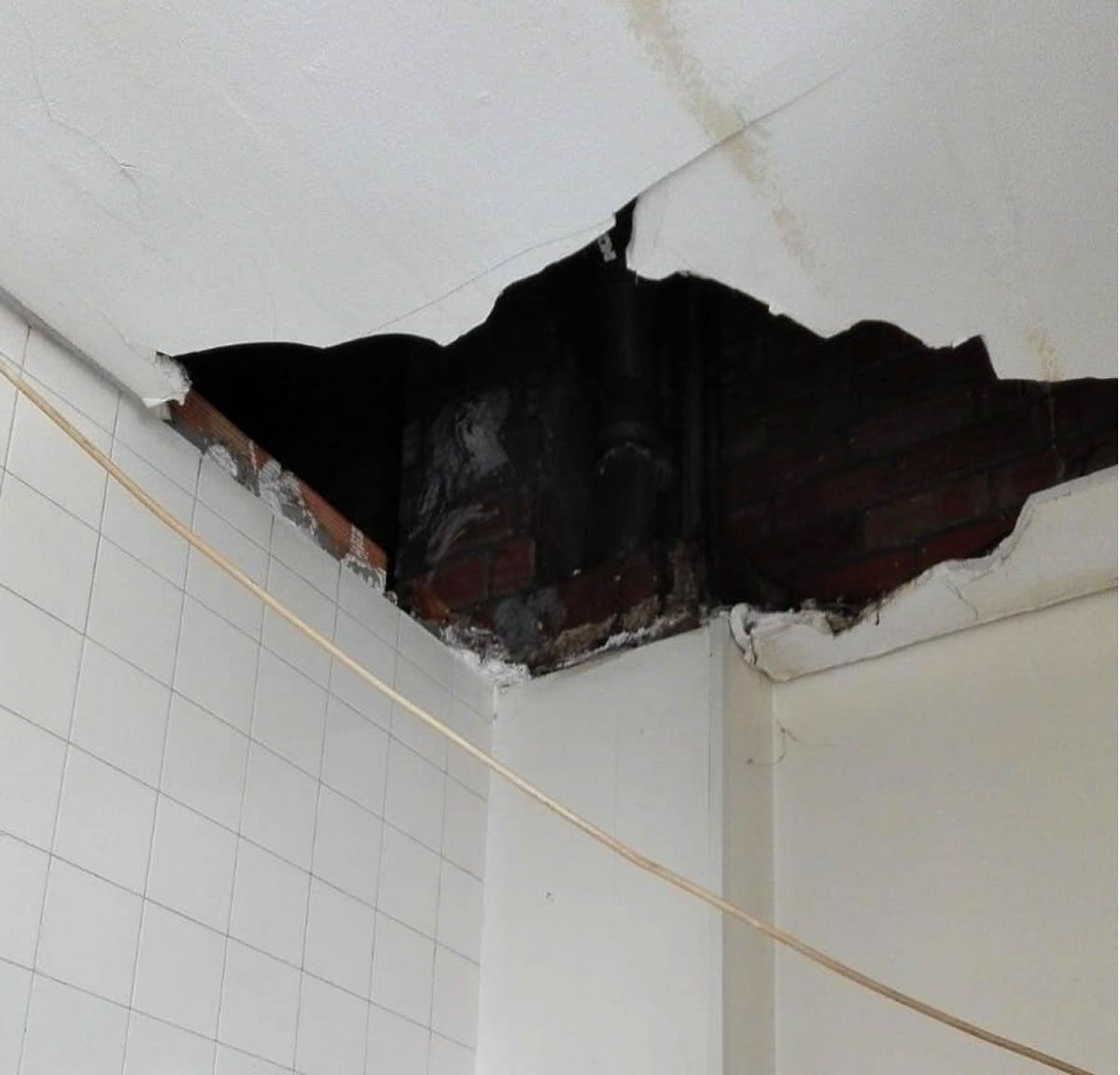 Desprendimiento de un techo el Hospital Gil Casares de Santiago.
