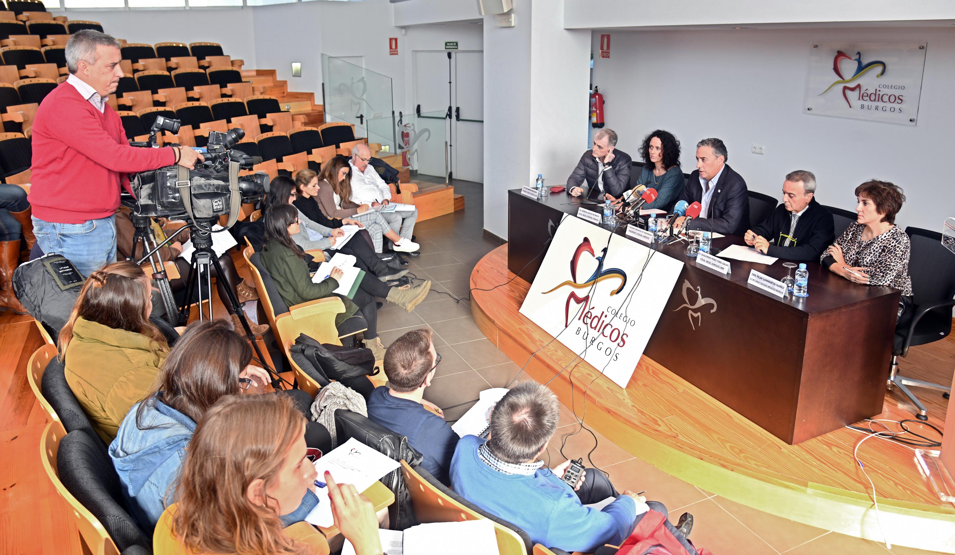 El salón de actos del Colegio de Médicos de Burgos acogió hoy martes, 23 de octubre, una rueda de prensa en la que Fernández de Valderrama, acompañado de parte de miembros de la Junta Directiva, analizaron la situación actual de la sanidad en sus diferentes ámbitos y su problemática.