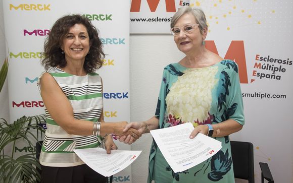 De izq. a drcha.: Ana Polanco, directora de Corporate Affairs de Merck, y Conxita Tarruella, presidenta de Esclerosis Múltiple España