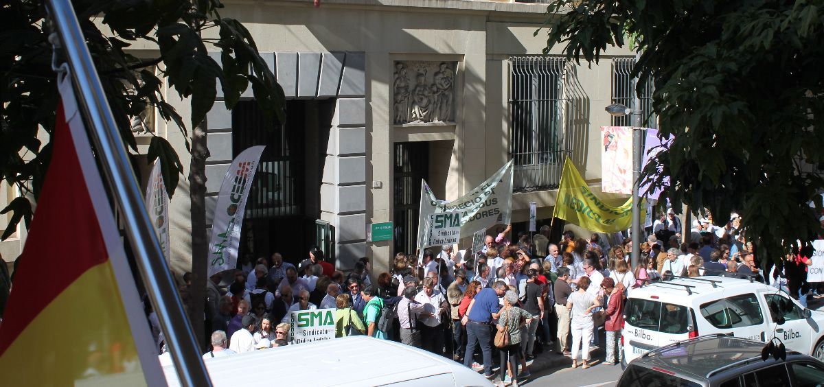 Imagen de la concentración del Sindicato Médico de Málaga ante la delegación provincial de Salud de la Junta de Andalucía.