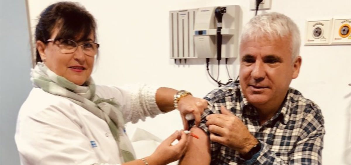 El doctor Rafael Crespo, primera persona en vacunarse contra la gripe en La Rioja