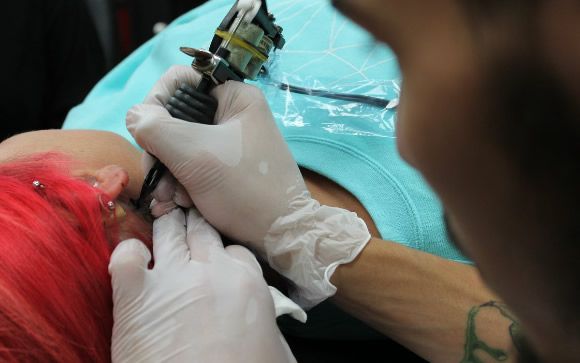 Andalucía refuerza la normativa sobre condiciones higiénicas en locales de tatuajes y piercings
