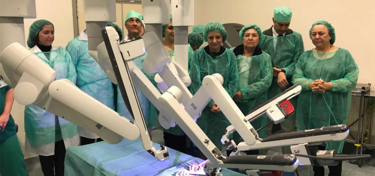 El nuevo robot Da Vinci supone una inversión de 2,5 millones de euros y se espera que realice unas 140 cirugías al año