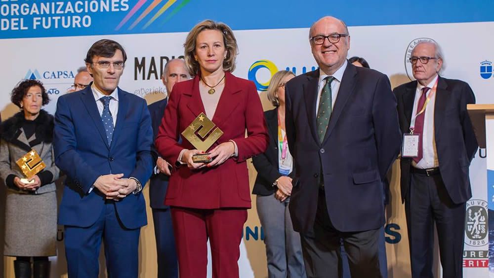 La doctora Sánchez Menan en el momento de recibir el título de 'Embajador de la Excelencia Europea 2018' a favor del Hospital Universitario Infanta Elena
