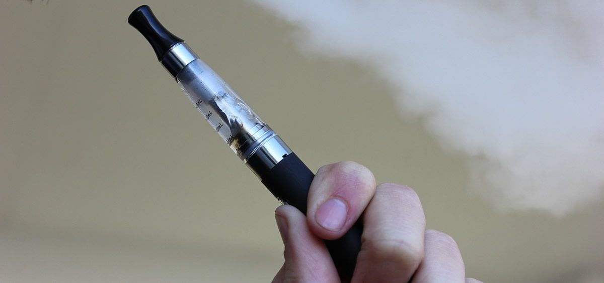 Los cigarrillos electrónicos aumentas las posibilidades de comenzar a fumar