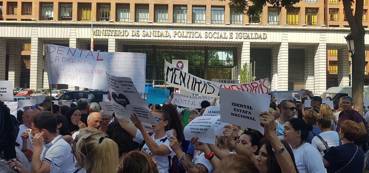 Afectados de iDental en una de las protesta en las puertas del Ministerio de Sanidad (Imagen de archivo)