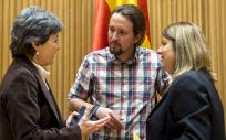 Amparo Botejara y Kontxi Palencia, representantes sanitarias de Unidos Podemos, junto a Pablo Iglesias.