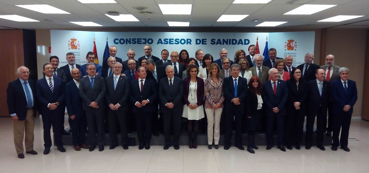 Dolors Montserrat, en el centro de la imagen, junto a los miembros del Consejo Asesor de Sanidad