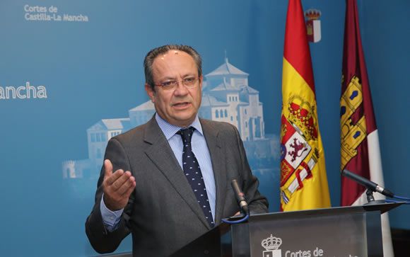 El consejero de Hacienda de Castilla-La Mancha, Juan Alfonso Ruiz Molina, en rueda de prensa. 