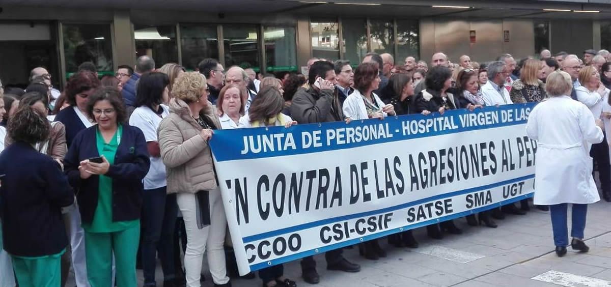 Concentración contra la violencia sanitaria en Granada en el Hospital Virgen de las Nieves en Granada celebrada la pasada semana.