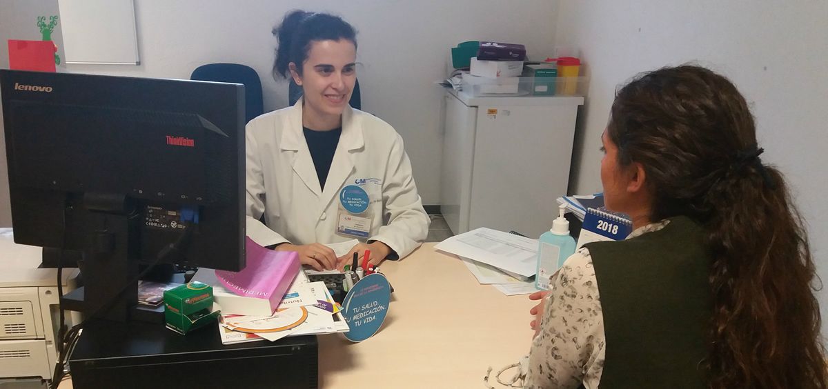 Mª Ángeles Campos, farmacéutica del Servicio de Farmacia del Hospital Universitario del Henares, en consulta durante el Día de la Adherencia