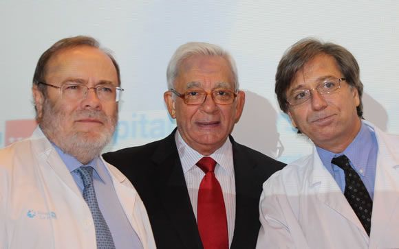 Jesús Sánchez Martos (centro), consejero de Sanidad, acompañado de Rafael Pérez (izq.), gerente del Hospital La Paz, y Pablo Lapunzina (der.), coordinador del INGEMM