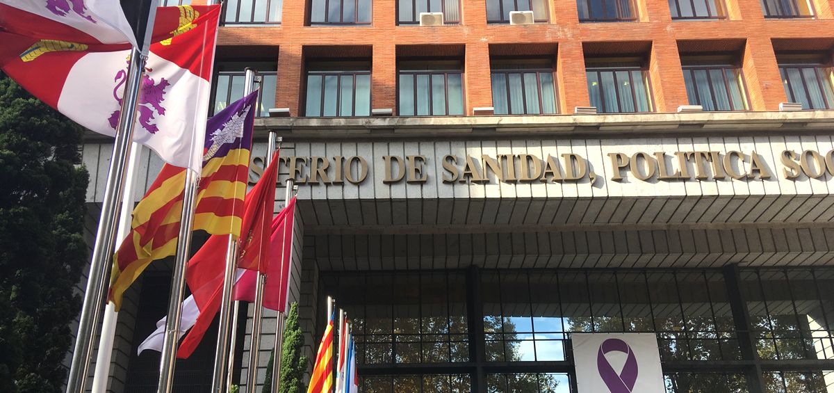 Banderas de las CC.AA. en la sede del Ministerio de Sanidad con motivo del Consejo Interterritorial (Foto: ConSalud.es)
