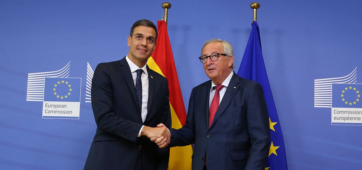 Pedro Sánchez, presidente del Gobierno, junto a Jean Claude Juncker, presidente de la Comisión Europea.