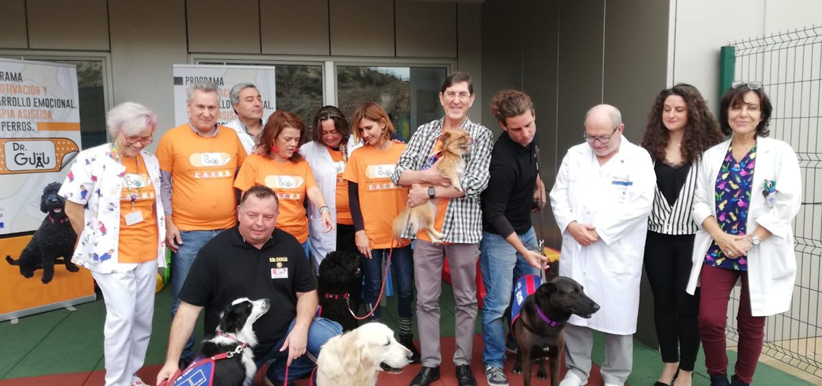La Región de Murcia implanta la terapia con perros para la recuperación de los niños hospitalizados