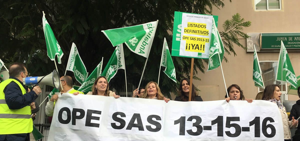 Personal sanitario en una de las movilizaciones convocadas por Satse para exigir la publicación de las listas definitivas de la OPE de 2013-2015.