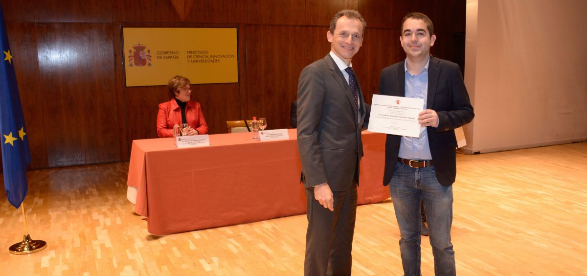 Alejandro Rivero, residente de medicina, recibiendo el Premio Fin de Carrera de la mano del ministro de Ciencia, Innovación y Universidades, Pedro Duque