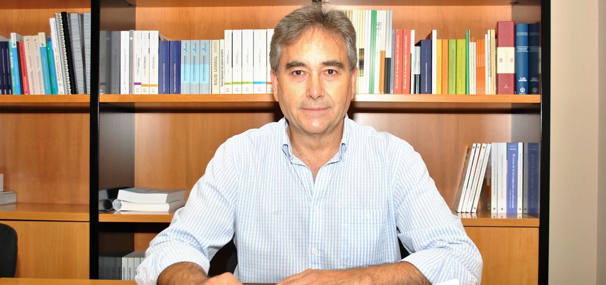 El presidente de Satse, Manuel Cascos, en su despacho