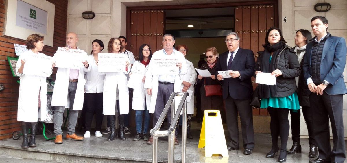 Juan Ignacio Zoido, exministro de Interior y candidato del PP por Sevilla en las elecciones, en un acto de protesta de profesionales sanitarios.