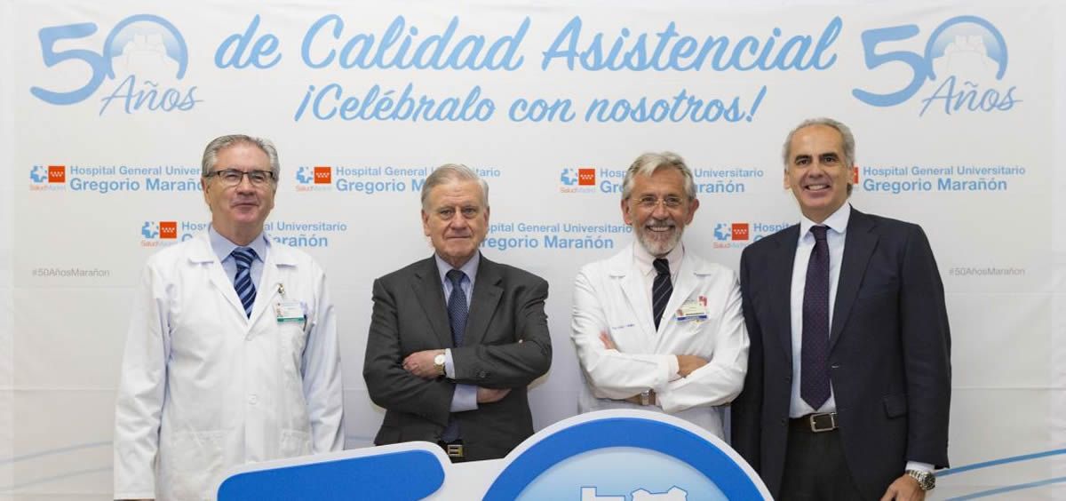 El consejero de Sanidad, Enrique Ruiz-Escudero (a la der.) y el director del CNIC, Valetín Fuster (en el centro) junto a otros profesionales médicos del hospital.