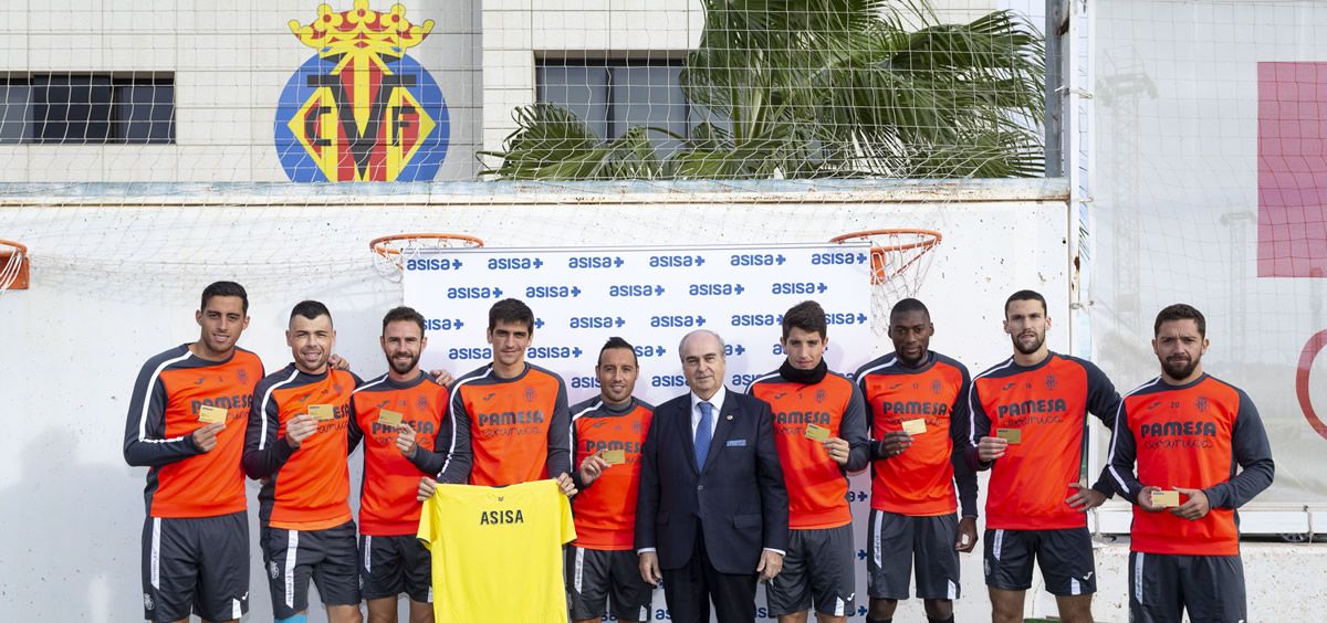 Asisa entrega su tarjeta sanitaria a los nuevos jugadores del Villarreal CF