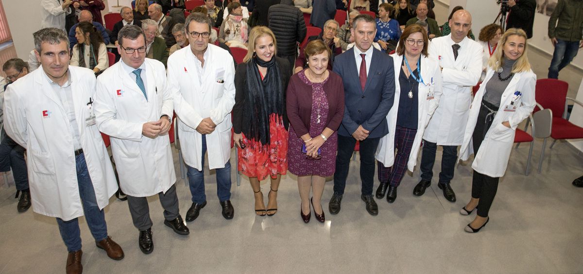 Real y Domínguez-Gil, en el centro de la imagen, junto a todos los profesionales sanitarios protagonistas del evento que ha conmemorado los 2.000 trasplantes renales | Foto: José Cavia