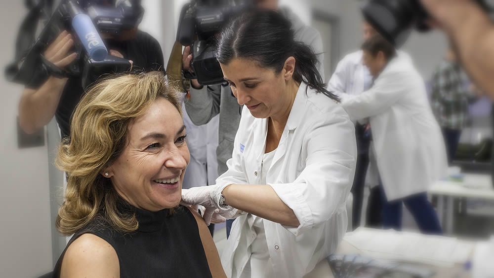 La consejera de Salud de La Rioja, María Martín, ha sido una de los 44.689 riojanos que se han vacunado para prevenir la gripe