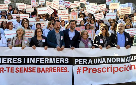 El consejero de Salud de Cataluña, Toni Comín, participó en una concentración de profesionales de la Enfermería en apoyo a un decreto de prescripción autonómico.