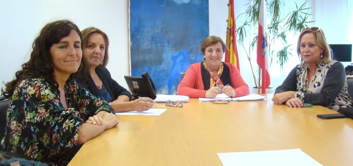 La consejera de Sanidad de Cantabria, María Luisa Real, junto a las representantes de la Mesa de la Profesión Enfermera