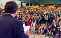 Francisco Serrano, candidato de Vox a la Junta de Andalucía, dando un mitín durante la campaña electoral