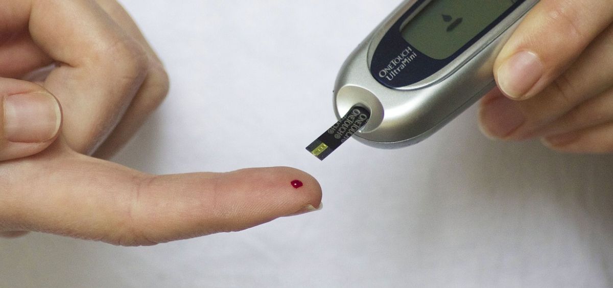 Alternativas para que los pacientes con diabetes puedan controlar la glucosa sin 'pinchazos' 